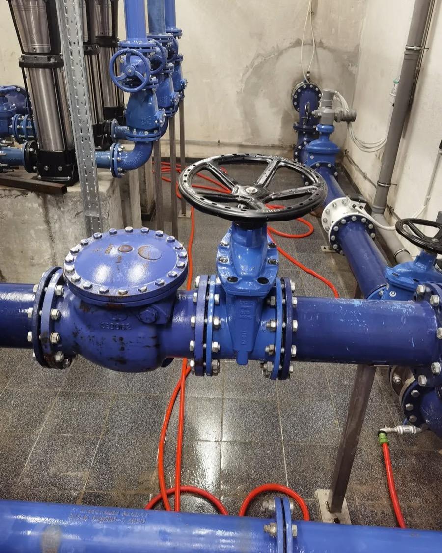Posle čišćenja - sjajne industrijske cevi, čist pod