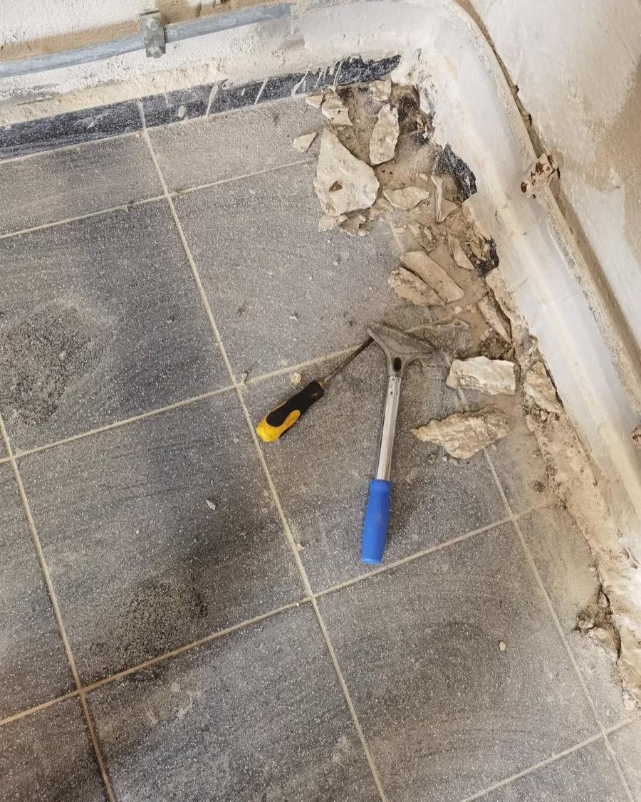 Pre čišćenja - ostaci materijala i prljavština na podu