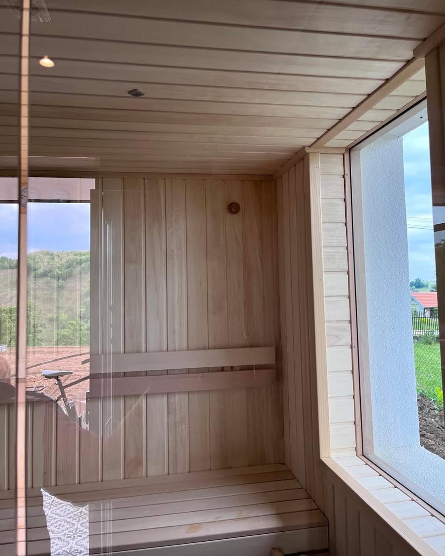 Posle čišćenja - kristalno čisto staklo saune